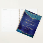 Élégant Mariage d'âge bleu et or de la marine<br><div class="desc">Préparez-vous à votre grande journée dans le style avec cette wedding planner élégante et très tendance. Le design est facile à personnaliser avec vos propres noms et date mariage et vous pouvez garder toutes vos idées de design, informations mariages importantes et beaucoup plus en sécurité ensemble dans ce planificateur personnalisé....</div>