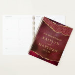 Élégant Mariage d'âge de Bourgogne et d'or<br><div class="desc">Préparez-vous à votre grande journée dans le style avec cette wedding planner élégante et très tendance. Le design est facile à personnaliser avec vos propres noms et date mariage et vous pouvez garder toutes vos idées de design, informations mariages importantes et beaucoup plus en sécurité ensemble dans ce planificateur personnalisé....</div>