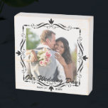 Élégant mariage Keepsaké photo personnalisée<br><div class="desc">Un mariage élégant et moderne garde le bloc photo en bois avec l'une de vos photos préférées de votre grand jour.</div>