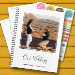 Élégant Mariage photo<br><div class="desc">Un élégant planificateur en spirale de 60 pages et 12 mois, présente votre photo préférée sur le devant. CHOISISSEZ UNE COUVERTURE DOUCE OU DURE. Personnalisé avec vos noms et date mariage. Modifiez la couleur de la couverture pour qu'elle corresponde à votre photo. Le service de design en direct peut vous...</div>