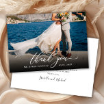 Élégant Mariage photo de script chic Carte de reme<br><div class="desc">Moderne Élégant Chic Calligraphie Script Mariage Un Carte de remerciements Photo. Un mariage élégant merci modèle avec une photo complète sur le devant avec le texte "Merci" dans une main tourbillonnant laque blanche velue typographie script swash queue blanche police de superposition sur l'image et un côté inverse préfait message de...</div>