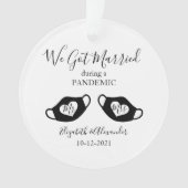 Élégant marié pendant le Noël de la photo pandémiq (devant)