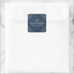 Élégant Marine Blue Wedding Favoriser Sticker Carr<br><div class="desc">Ces élégants stickers de faveur de mariage bleu marine sont parfaits pour sceller vos sacs de faveur de mariage ou pour mettre d'autres faveurs de mariage. Elles présentent un design vintage aux angles bleus poussiéreux et au texte élégant.</div>