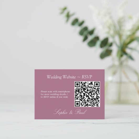 Elegant Mauve QR Code Site Web Carte RSVP (Debout devant)
