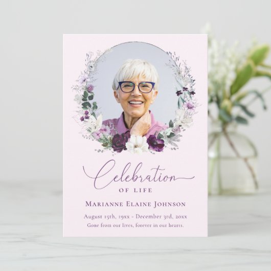 Elegant Memorial Roze Bloemen Viering van het leve Kaart (Staand voorkant)