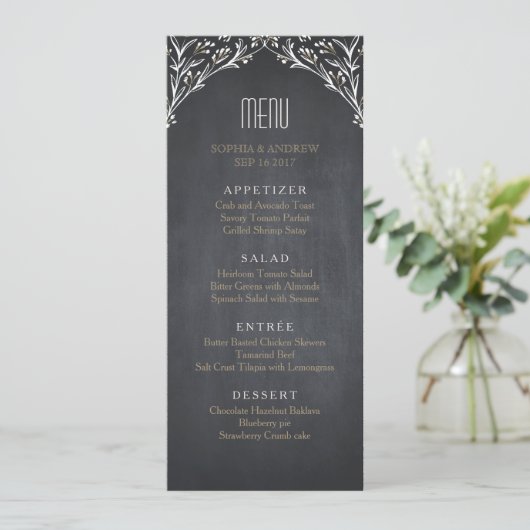 Élégant menu mariage rustique en damier à fleurs (Debout devant)