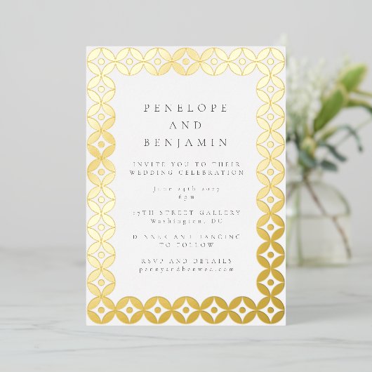 Elegant Mid Mod Geometric Weddenschap Chic White G Folie Uitnodiging (Staand Voorkant)