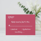 Elegant Minimaal Script Magenta Modern Chic Trouwe RSVP Kaartje (Staand voorkant)