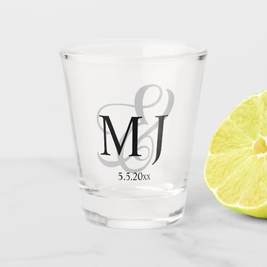 Elegant minimaal zwart grijs bruiloft monogram shot glas (Voorkant)