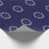 Elegant Minimal Navy Blue Kerstmis Holly Wreator Cadeaupapier (Hoek)