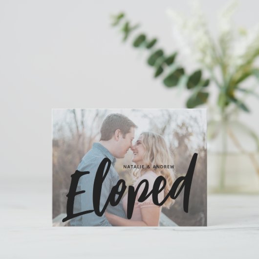 Elegant Minimale Script Photo We hebben bruiloft u Aankondigingskaart (Staand voorkant)