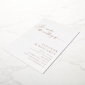 Elegant minimalistisch script bruiloft wit rose go folie uitnodiging (Gedraaid)