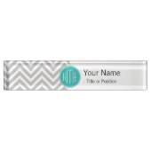 Elegant Modern Grijs Chevron en Mint Monogram Naambordje (Voorkant)