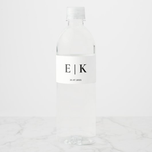 Elegant Modern Monogram Eenvoudige Bruiloft Waterfles Etiket (Voorkant)