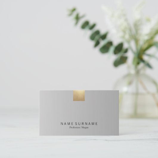 Elegant modern pasta grijs gradiënt gouden accent visitekaartje (Staand voorkant)