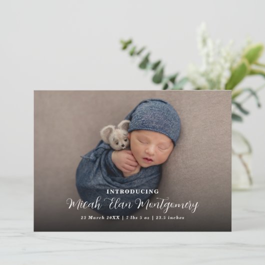 Elegant Modern Script Foto Baby Geboorte Aankondiging (Staand voorkant)