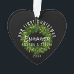 Élégant Moderne Notre Premier Noël Engagé<br><div class="desc">Élégant moderne Notre premier ornement engagé de Noël fait une idée de cadeau pour un couple. Les deux côtés de l'ornement en forme de coeur sont conçus avec un arrière - plan noir personnalisable et une jolie couronne verte de vacances avec des baies sèches rouges. "Our First Christmas Engaged" suivi...</div>