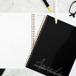 Élégant Moderne Personnalisé Avec Le Nom Monogramm<br><div class="desc">Améliorez votre planification et votre organisation avec notre Blackout Sleek Elégant Moderne Personnalisé Avec Nom Monogram Planner. Conçu avec soin, ce planificateur allie une esthétique contemporaine à une touche personnalisée, ce qui en fait un outil sophistiqué et pratique pour rester au-dessus de votre emploi du temps et de vos tâches....</div>
