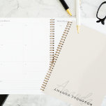 Élégant Moderne Personnalisé Avec Le Nom Monogramm<br><div class="desc">Améliorez votre planification et votre organisation avec notre crème colorée Elégant Moderne Personnalisé Avec Nom Monogram Planner. Ce planificateur méticuleusement conçu allie une esthétique moderne à une touche personnalisée, ce qui en fait un outil sophistiqué et pratique pour rester au-dessus de votre emploi du temps et de vos tâches. Doté...</div>