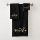 Elegant Monogram Black Gold Script Name Bad Handdoek (Insitu)
