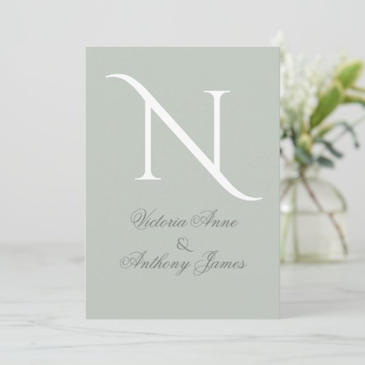 Elegant Monogram Initiaal Sage Green Wedding Kaart (Staand voorkant)