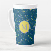 Elegant monogram lila geel bessenpatroon latte mok (Linkerhoek)