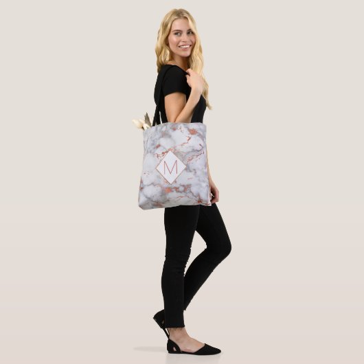 Elegant monogram op roos goud en grijs marmer draagtas (Op model)