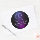 Elegant monogram Paarse en zwarte Ronde Sticker (Envelop)