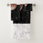 Elegant monogram roos gouden zwarte witte marmer bad handdoek (Insitu)