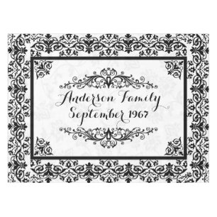 Elegant monogramed damask tafelkleed