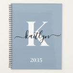 Élégant Monogramme bleu foncé<br><div class="desc">Ce simple, élégant bleu poussiéreux 8, 5 x 11 soft planner avec votre prénom dans une police de script tendance en noir et votre première initiale dans une police casquette moderne en blanc est parfait pour vous. C'est design, tendance et pourtant très classique. Il facilitera la tenue des rendez-vous, des...</div>