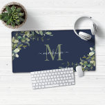 Élégant Monogramme botanique bleu Eucalyptus de la<br><div class="desc">Elégant Eucalyptus Botanical Monogram Desk Mat Mat Pad avec un arrière - plan bleu marine avec notre belle végétation à l'eucalyptus sauge et typographie moderne pour votre monogramme. Facile à customiser avec vos informations pour un chargeur tout simplement délicieux. Veuillez nous contacter à cedarandstring@gmail.com si vous avez besoin d'aide pour...</div>