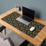 Élégant Monogramme de la crête Nom Matte Black | O<br><div class="desc">Élégante crête avec votre nom initial et votre premier (ou dernier) en-dessous façonné en une répétition motif sur un arrière - plan noir mat pour un look qui est intemporellement élégant pour le bureau ou le bureau à domicile. Conception composite par Holiday Hearts Designs.</div>