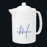 Élégant Monogramme moderne bleu blanc<br><div class="desc">Élégante théière moderne blanche Script Monogram. Un élégant monogramme de script bleu combiné à une police de caractères noir propre san-serif donne un look contemporain.</div>