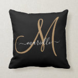 Élégant Monogramme Noir Nom Jeu Oreiller<br><div class="desc">Pilote de lancer personnalisé avec un script or initial et un nom de script blanc. Un style typographique moderne et minimaliste tendance. Cliquez sur "personnaliser plus loin pour utiliser notre outil de conception simple pour choisir une police initiale ou de nom différente.</div>