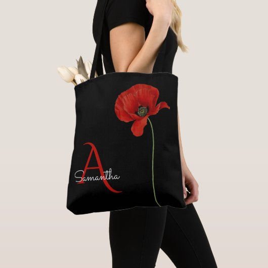 Elegant Monogrammed Red Poppy on Black Draagtas (Dichtbij)