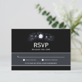 Elégant Moody Black Floral Wedding RSVP (Debout devant)