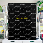Élégant Motif de nom de script personnalisé<br><div class="desc">Customisez le texte et créez facilement votre planificateur personnalisé. Cliquez sur MODIFIER LA CONCEPTION (EDIT DESIGN) pour modifier la couleur arrière - plan ou la couleur du texte. Vous pouvez TRANSFÉRER ce DESIGN à d'autres produits Zazzle et l'ajuster à la plupart des articles Zazzle. Les conceptions Studio standard sont faites...</div>