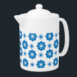 Élégant Motif Floral Géométrique Bleu Et Blanc<br><div class="desc">Teapot moderne avec élégante et élégante motif aux motifs géométriques, bleu et blanc. Ce look peut aller à des endroits et peut facilement être incorporé dans de nombreux styles différents pour votre maison, y compris la ferme, détendue et informelle, ou cuisine. Des éléments correspondants sont disponibles. Des modèles similaires sont...</div>