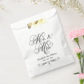 Elegant Mr en Mrs Black Script Custom Monogram Bedankzakje (Gezegeld)