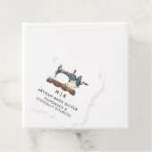 Elegant naaimachine | Label hangen (In situ)