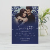 Elegant Navy Blue Damask Enregistrer la date Carte (Debout devant)