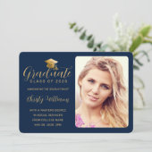 Elegant Navy Gold Script Photo College Graduing Aankondiging (Staand voorkant)