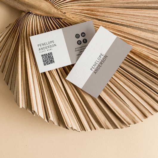 Elegant Neutraal Grijs Minimalistisch QR Code Mode Visitekaartje