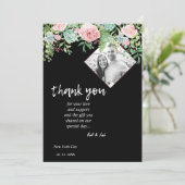 Élégant noir floral rose Mariage Carte de remercie (Debout devant)