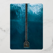 Elegant oceanische blauwe golven Weddenschap Folie Folie Uitnodiging (Achterkant)