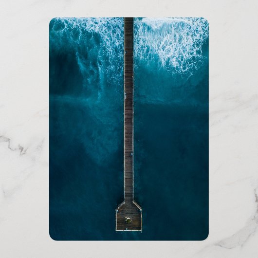 Elegant oceanische blauwe golven Weddenschap Folie Folie Uitnodiging (Achterkant)