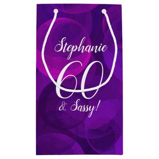 Elegant Paars 60 en Sassy Birthday Party Klein Cadeauzakje (Achterkant)