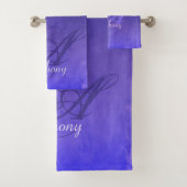 Elegant Paars Blue Black rustige monogram Bad Handdoek (Insitu)