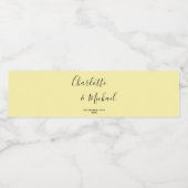 Elegant Pale Yellow Script Minimalist Wedding Waterfles Etiket (Enkel label)